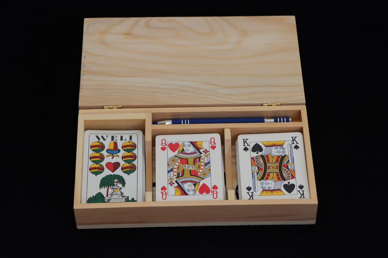 Spielkarten-Box mit Stiftfach