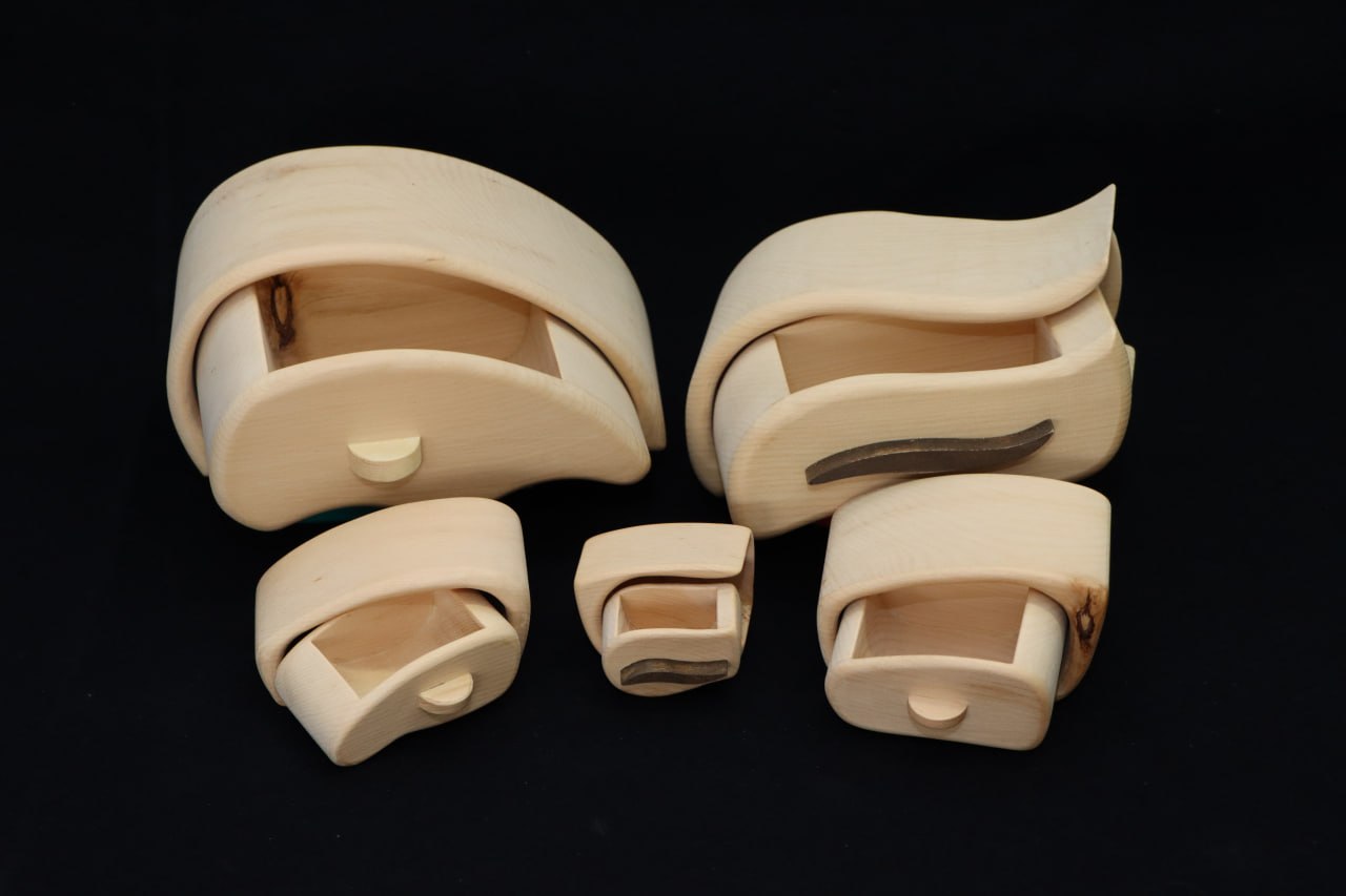 Kleine Holzkästchen mit Schubladen