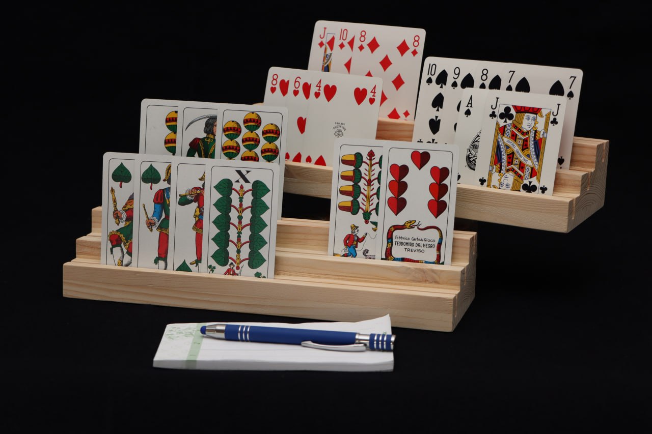 Spielkartenhalter aus Holz